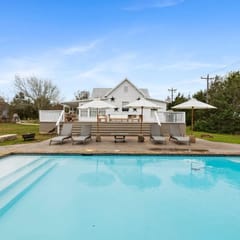 Round Top charm w/POOL and outdoor dining