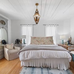 Rustic Charm in our Quaint Round Top Farmhouse!