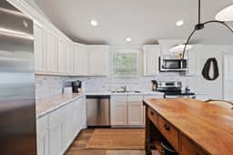 The Trendsetter: Cozy Farmhouse near Round Top - Image 4