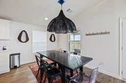 The Trendsetter: Cozy Farmhouse near Round Top - Image 3