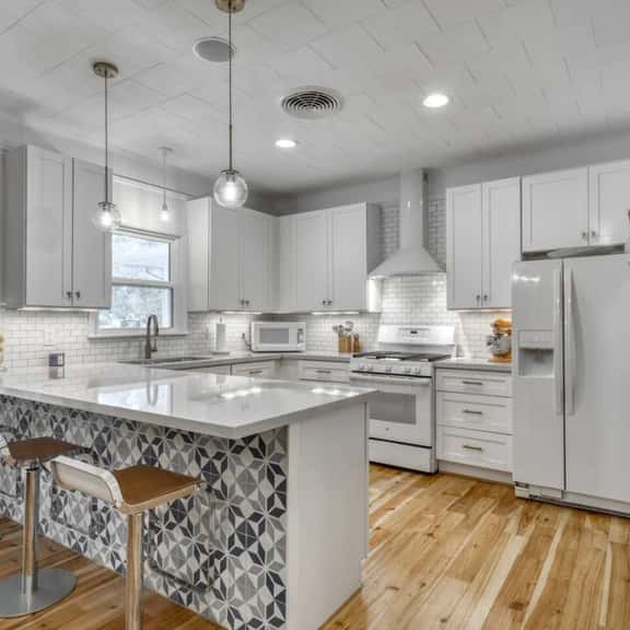 Trendy & Posh! Your smalltown retreat awaits! - Image 1