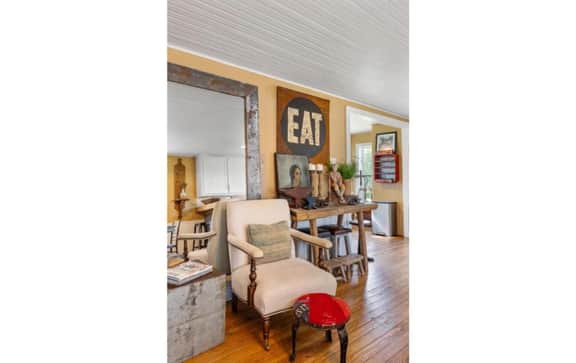 Fun, eclectic Round Top home w/POOL! 5 min to town - Image 4