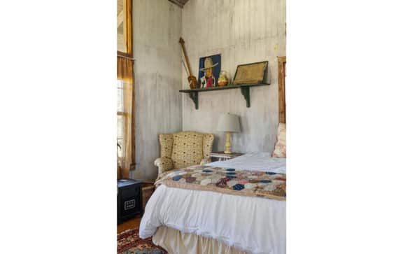 Historical country cabin in Round Top! - Image 3