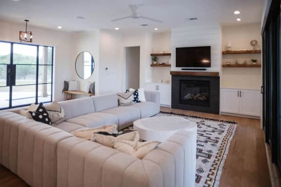 Luxury Home Sleeps 20 Pool & Outdoor Entertainment - Image 4