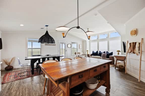 The Trendsetter: Cozy Farmhouse near Round Top - Image 2