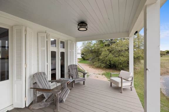 Lakefront Charm: Your Perfect Getaway in Round Top - Image 4