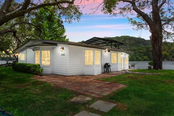 Lake Austin Bungalow | On the Water - Image 2